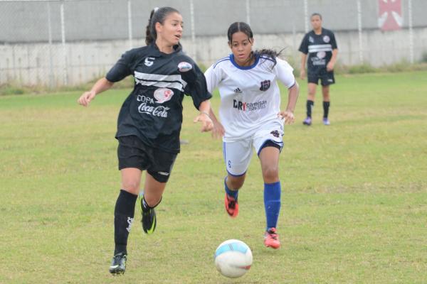 Angelina se livra da marcao de uma adversria