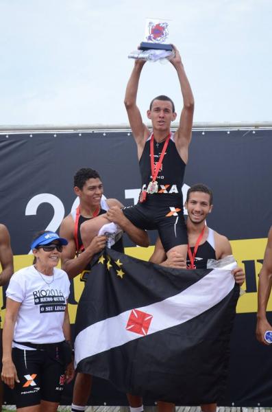 Os atletas Raimundo Ximenes, Vincius Marques e Paulo Sillas comemoram muito no pdio