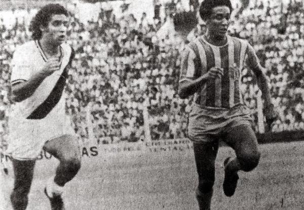 Lance de Sampaio e Vasco, no Nhozinho Santos: Santos, do Sampaio, e Lus Carlos, do Vasco