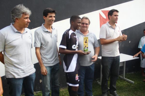 Capito Marcelo Germano recebe trofu dos dirigentes vascanos