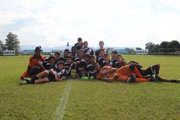 Jogadores posam com a taa aps o ttulo