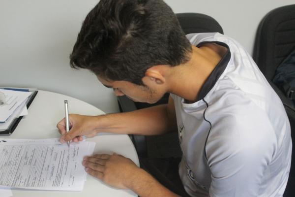 Andrey no escondeu a emoo ao assinar o contrato