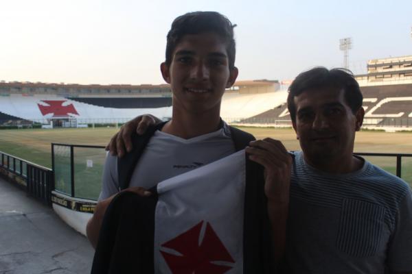 Andrey posa com seu pai em So Janurio, sua segunda casa