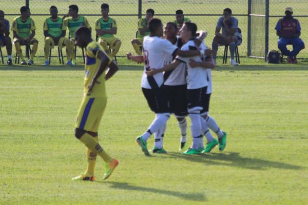 Atletas vascanos festejam primeiro gol do jogo