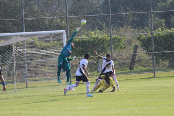 Gabriel Flix realizando uma boa defesa