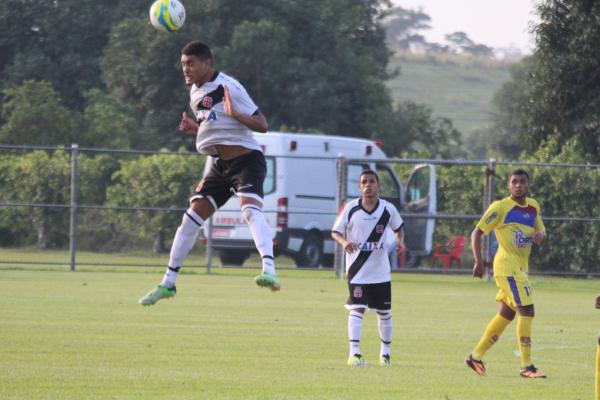 Lucas Barboza afasta a bola da defesa vascana sob olhares de Eron