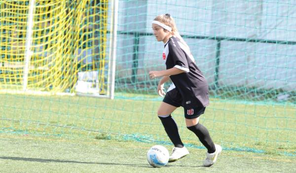 Bruna Bielski em ao com a camisa do Vasco