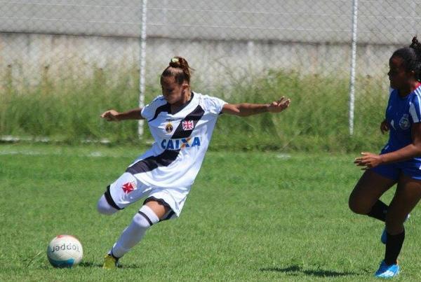 Thayla Sousa em ao com a camisa do Vasco