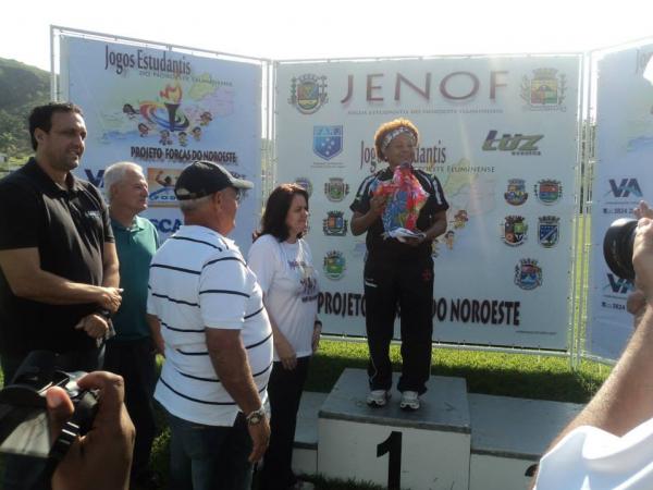 Solange Chagas recebendo homenagem no JENOF