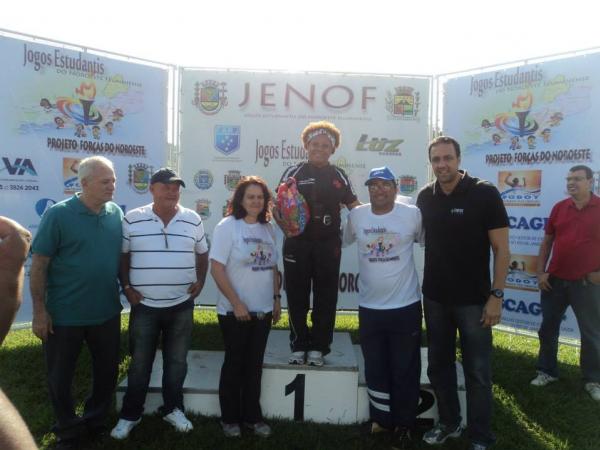 Solange recebendo o carinho dos organizadores