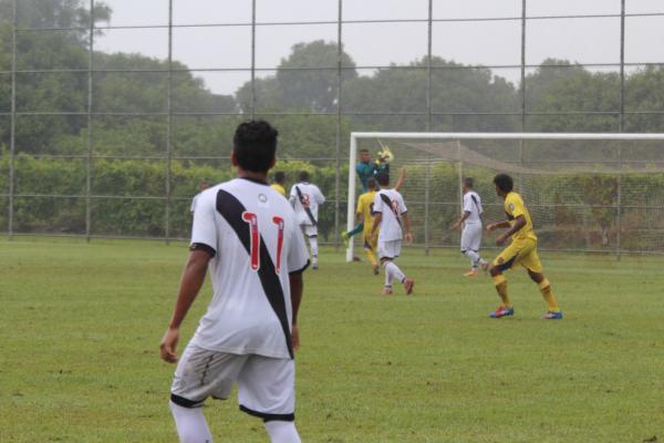 Observado por Evander (11), Yuri faz boa defesa em Itagua