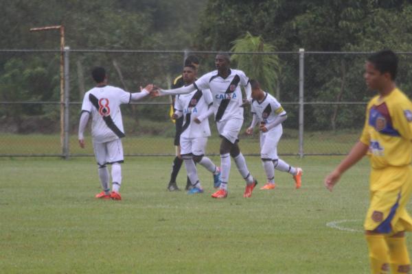 Linnick, Somlia, Neneca e Joo Bernardo festejam segundo gol da partida