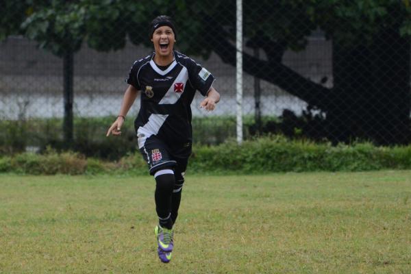 Esquerdinha marcou trs vezes e foi o destaque das Meninas da Colina