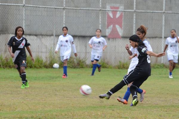 Esquerdinha arremata de fora da rea para fechar a goleada