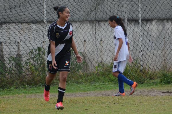Las Veloso comemora o seu gol, o quinto da equipe vascana
