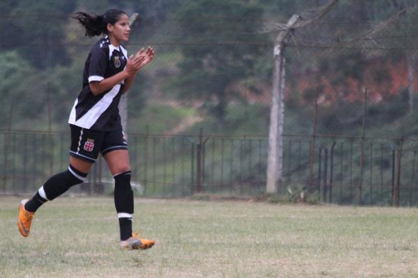 Bruna Zuculotto festeja um dos gols marcados contra o Friburguense