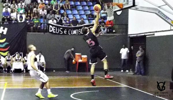 Bruninho marcou os dois pirmeiros pontos da partida e do Vasco aps 7 anos sem ter time adulto