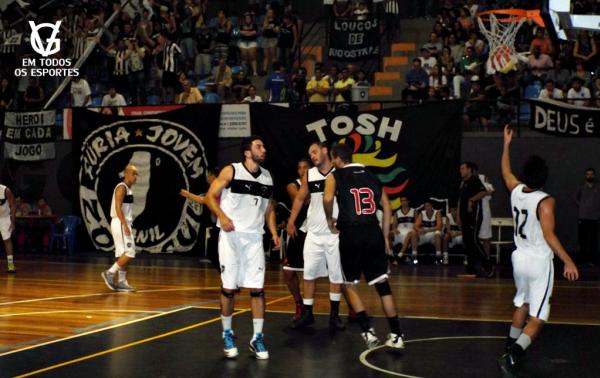 Jones (13) marcando mais dois pontos para o Vasco, o jogador fez uma boa partida