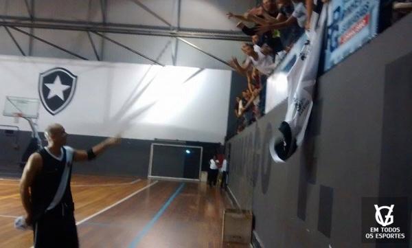 Aps a partida, Ricardinho foi at a torcida puxar o grito de 'Casaca'