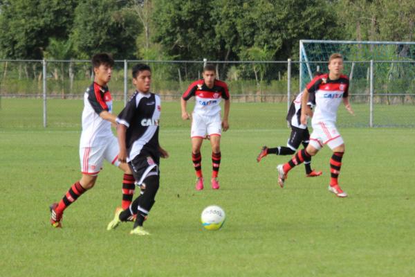 Evander duela com jogadores do Flamengo-