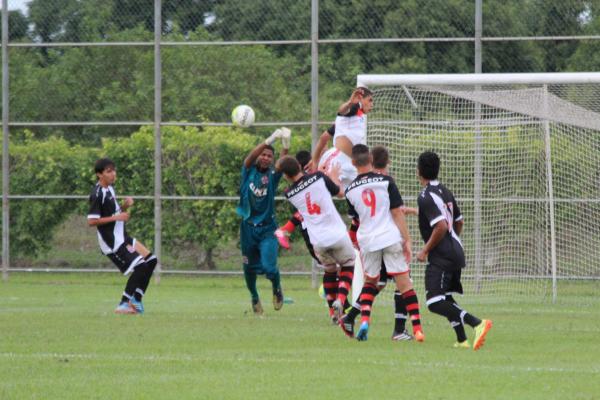 Joo Pedro fazendo uma boa defesa