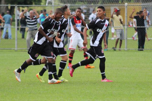 Matheus Pet festeja ao lado de Alan e Douglas seu gol