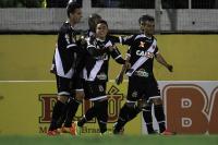 Jogadores comemoram gol de Montoya