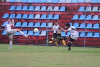 Eron cruzando a bola para rea