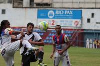 Guilherme Costa disputa bola com jogadores do Bonsucesso