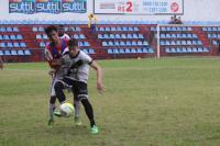 Renato Kayzer disputa bola com atleta do Bonsucesso