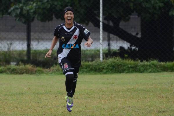 Larissa Coutinho festeja gol marcado contra o Padre Miguel