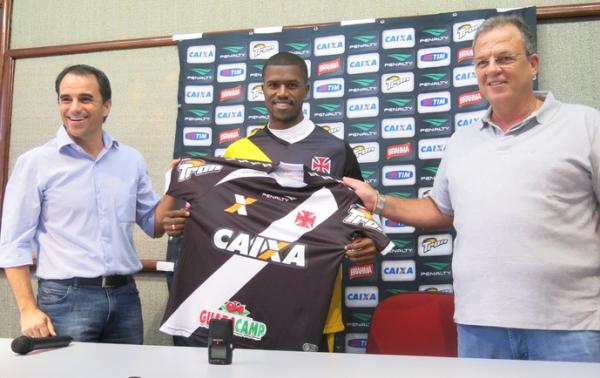 Carlos Cesar em sua apresentao oficial no Vasco nesta quinta-feira