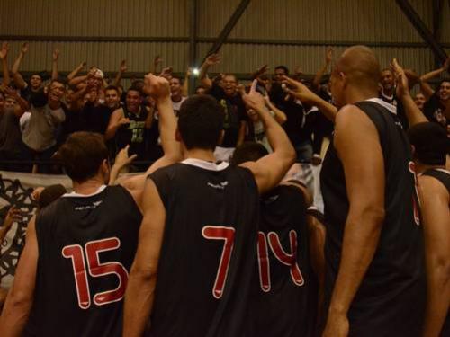 Vitria. Jogadores do Vasco comemoram com a torcida o triunfo sobre o Botafogo