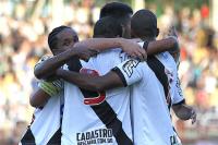 Jogadores comemoram gol de Rodrigo