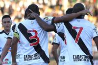 Jogadores comemoram gol de Rodrigo