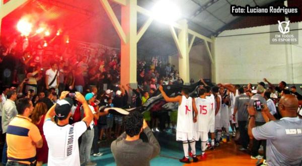 Torcida compareceu em peso ao Forninho em um jogo de segunda rodada contra um frgil adversrio