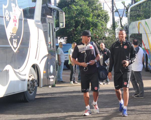 Gabriel Flix ao lado do companheiro de posio