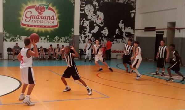 O ala Gabriel (5), com a bola, vem fazendo um bom Campeonato e se destacou novamente, com 15 pontos marcados