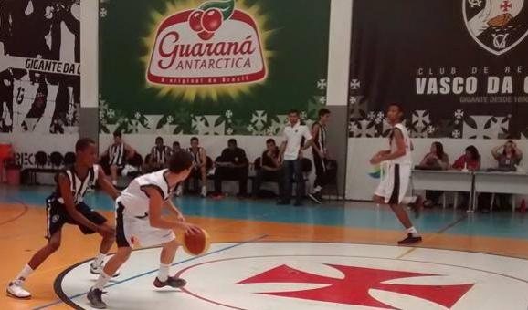 Armador Igor Viana, com a bola, teve uma boa atuao e foi responsvel por 15 pontos na vitria vascana