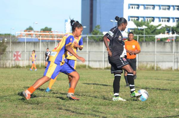 Lorrany domina para fugir da marcao: camisa 9 fechou o placar