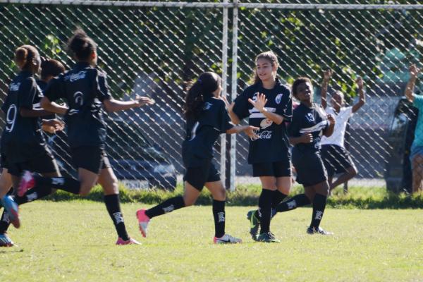 Angelina (5) comemora com as companheiras: belo gol de falta