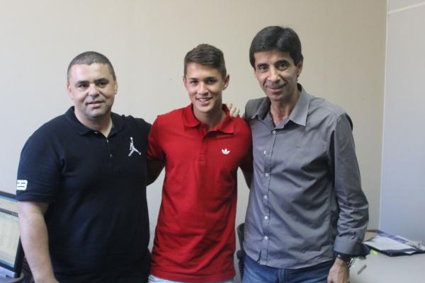 Matheus Pet posa com a bandeira do Vasco