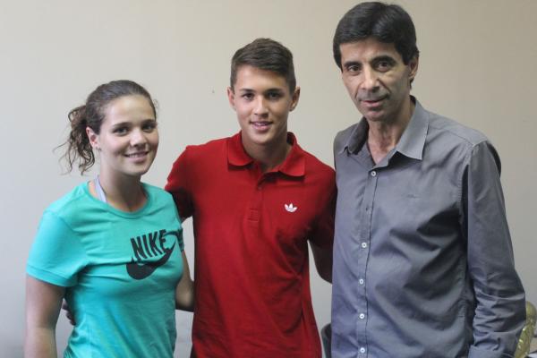 Matheus Pet assinou contrato sob olhares de Mauro Galvo e de seus familiares