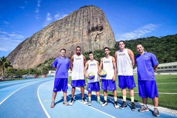 Mascarenhas e Christiano posam com a seleo feminina. Em p: Flvia e Marley; agachadas: Simone e Cristal