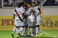 Jogadores comemoram gol de Dakson