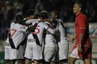Jogadores comemoram gol de Dakson