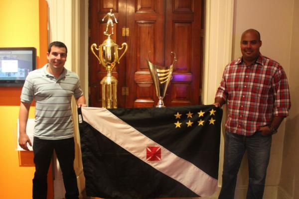 Paulo Neves e Mario Alexander ao lado das Taas do Estadual sub-20 e da Ibercup