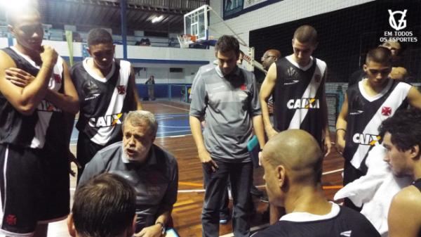Treinador Luiz Braslia orientando seus atletas durante a partida