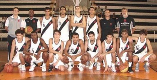 Jones, o camisa 13 na poca de base do Vasco. Na foto tambm esto presentes o preparador fsico Marcelo Mascarenhas, o treinador Christiano Pereira, o auxiliar tcnico Luiz Braslia e o camisa 11 Marcellus, que tambm chegar para disputar o Carioco Adulto