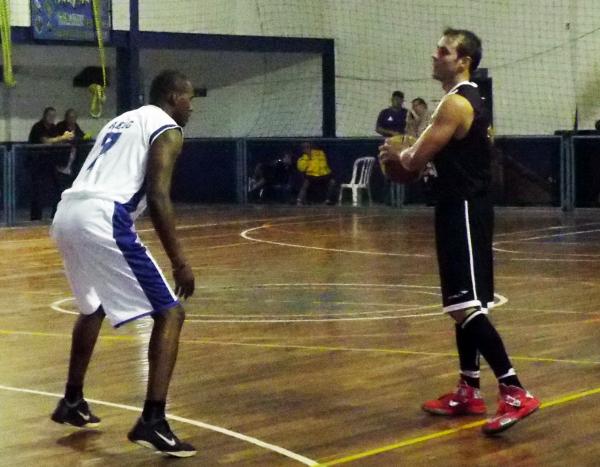 Bruninho em ao contra o ABIG/Jequi. Jogador atuou contundido no final do ltimo quarto e prorrogao